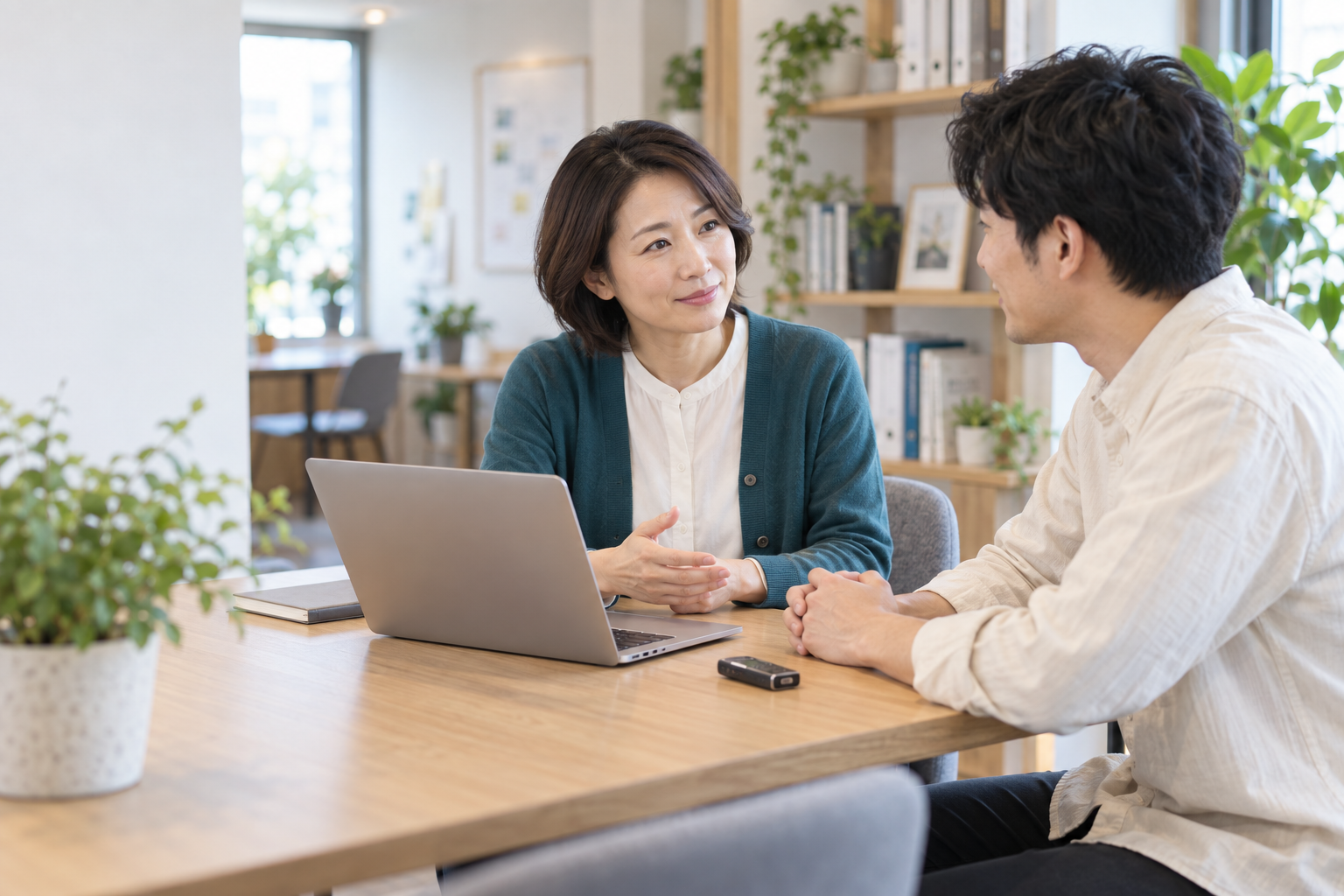 面談で相手の話を聞く場面のイメージ。AI生成の架空人物。